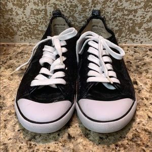 Black sequence tennis shoes